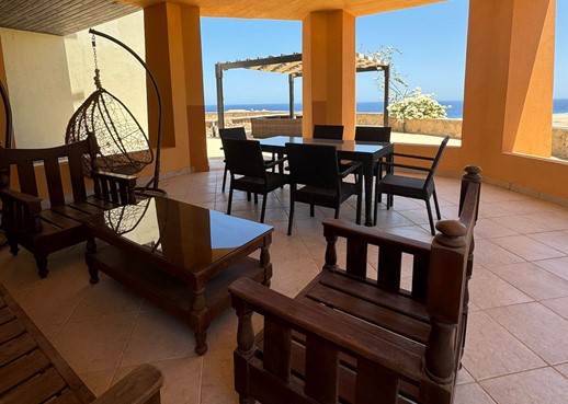 3 BR apartment with sea view and Garden 